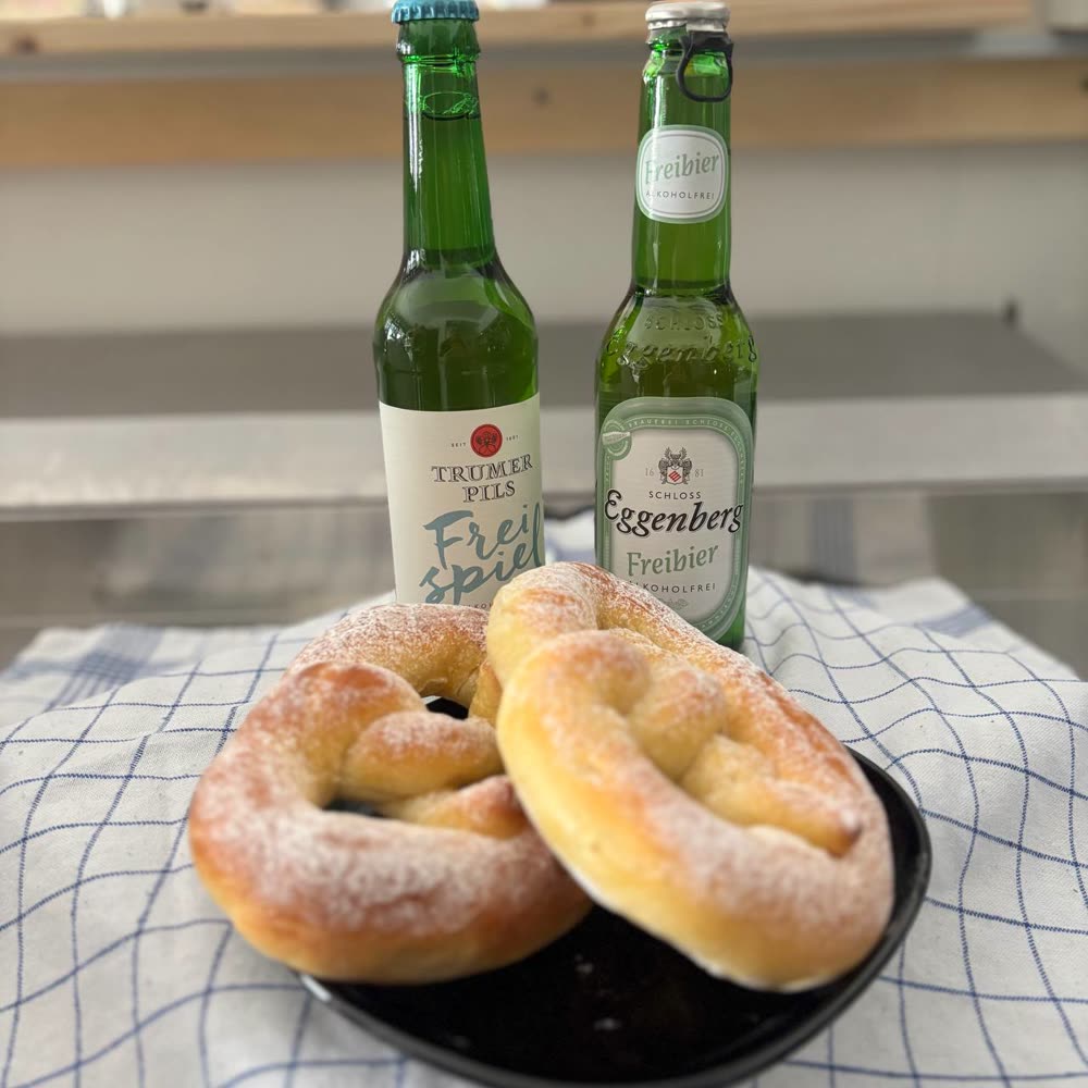 Süße Krapfen mit alkoholfreiem Freibier